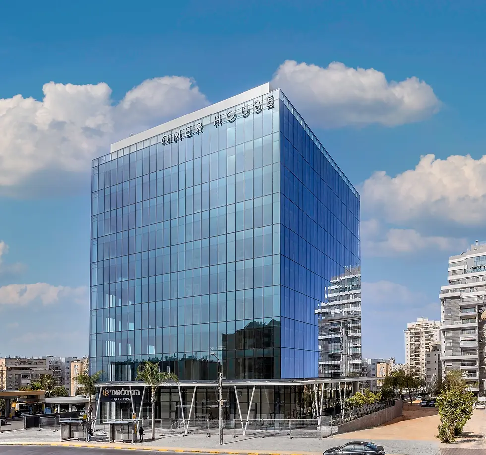 בית עומר - תוצאה סופית אחרי שחזור חזית: יישור קווים אדריכלי, ניקוי תשתיות ושמיים דרמטיים.