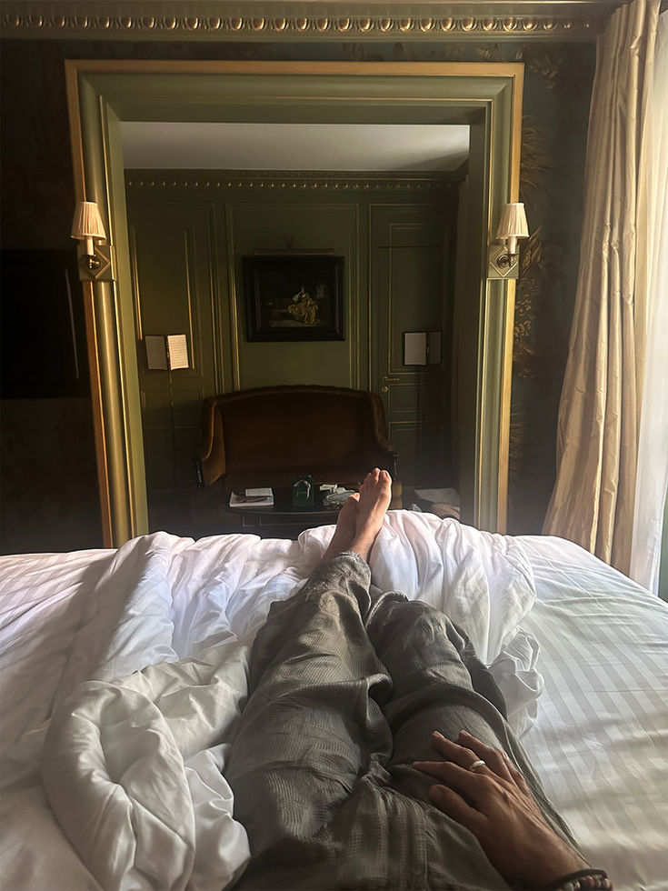 אדם מתעורר במיטה בשעה 10 - מבט מגוף ראשון