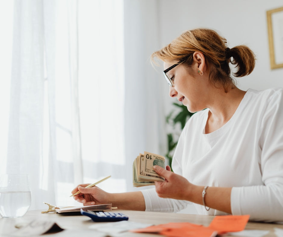 Independent lash artist counting her weekly income and tracking business growth.