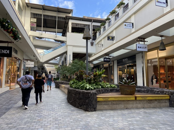 Hawaii Condos With Resort Amenities: Pools, Gyms & Beachside Grills