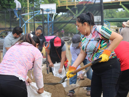 Presidenta municipal de San Jacinto Amilpas, realiza tequio en la unidad deportiva