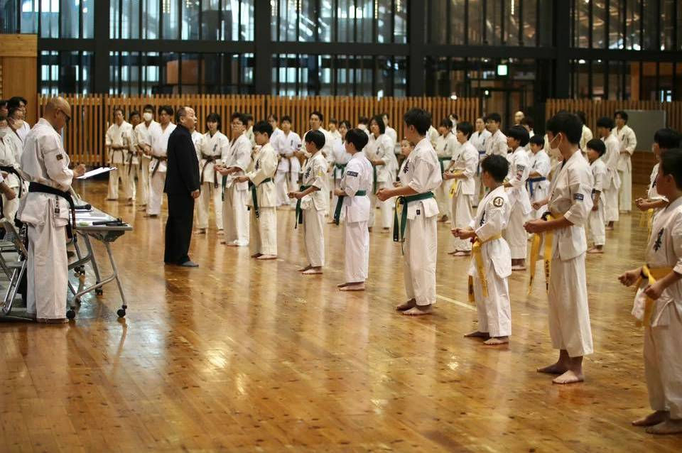 3月22日愛媛県武道館にて昇級審査が行われました。西条支部からは９人が受審し全員が合格する事ができました。審査して頂きました戸田師範、師範代の皆様ありがとうございました。