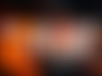 Karanlık zeminde turuncu neon ışıkla yazılmış Reklam Etkisi logosu