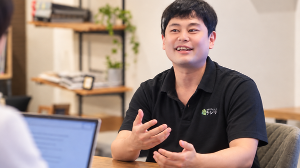 施工管理のJ.Oさんが、身ぶりを交えながら仕事への想いを語るインタビュー風景