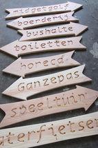 houten bordjes met tekst