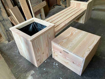 houten tuinbank met bloembakken