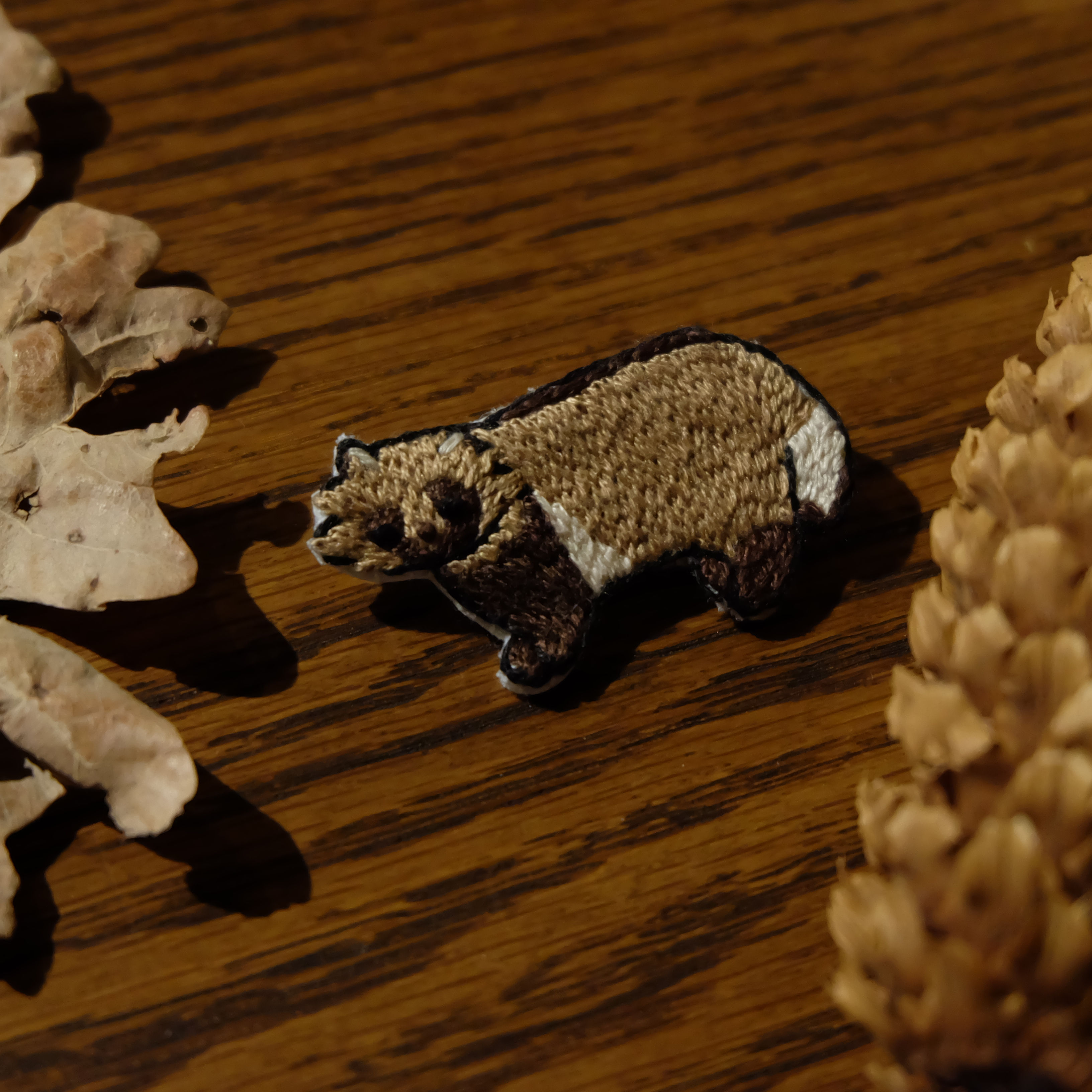 Raccoon embroidered brooch ぽてっとタヌキ刺繍ブローチ