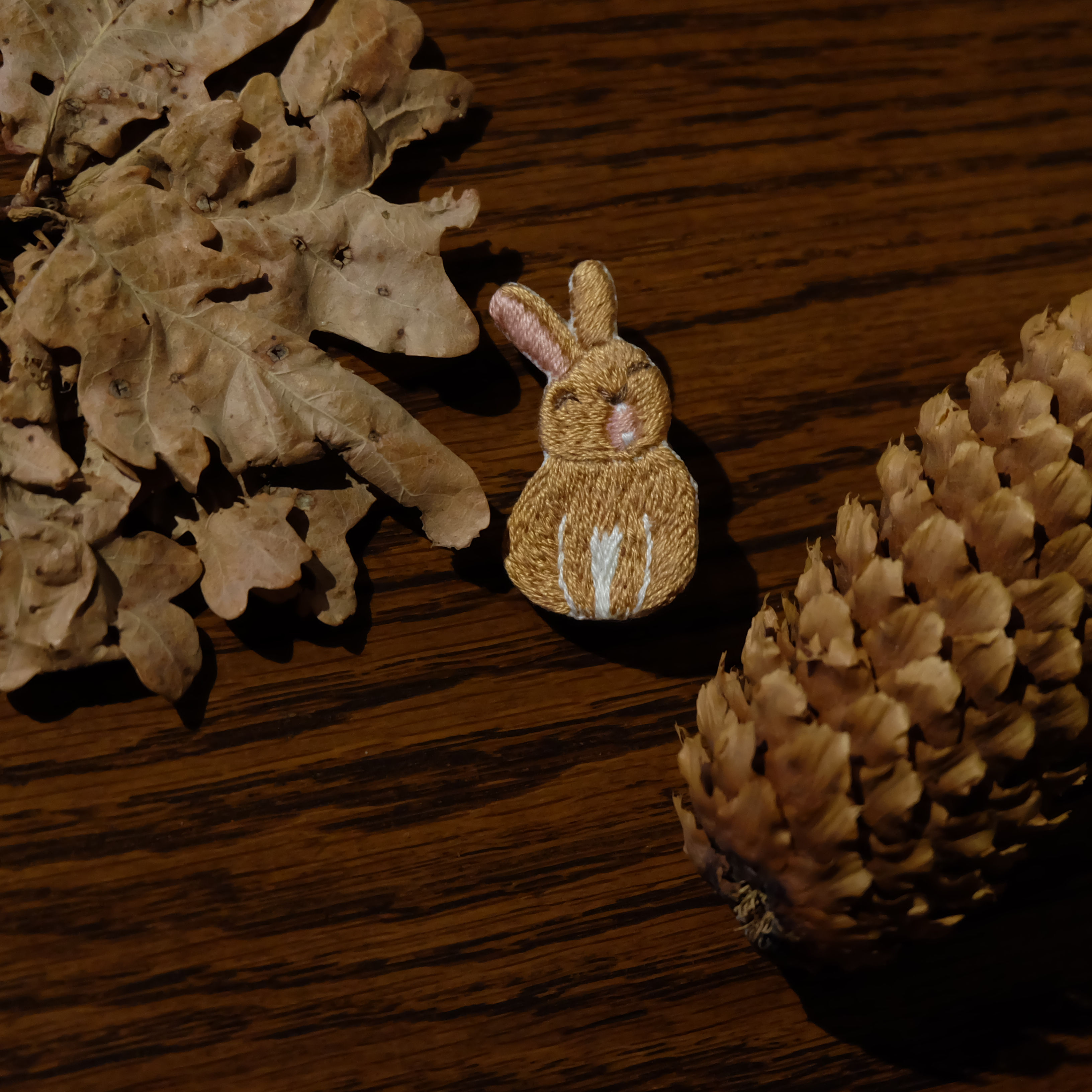 Brown rabbit embroidered brooch 茶うさぎの刺繍ブローチ