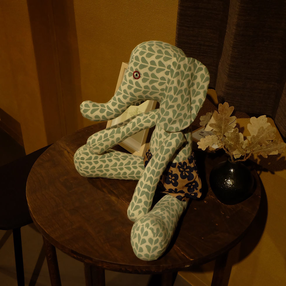 サムネイル： Relaxing Elephant
