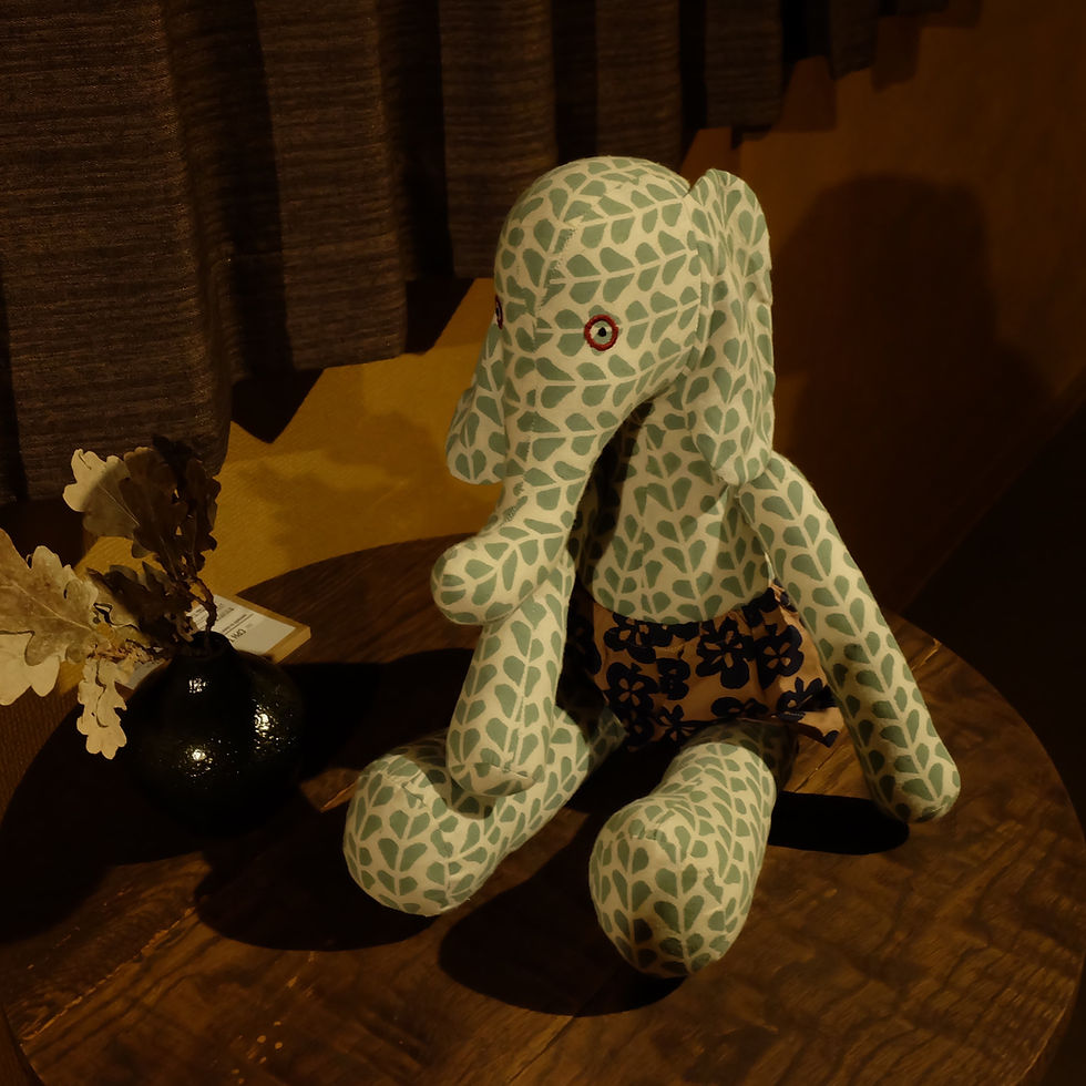 サムネイル： Relaxing Elephant