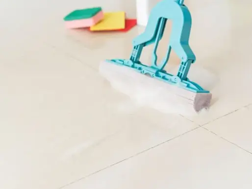 Een gids voor het schoonmaken van je badkamer vloer: inzichten van experts