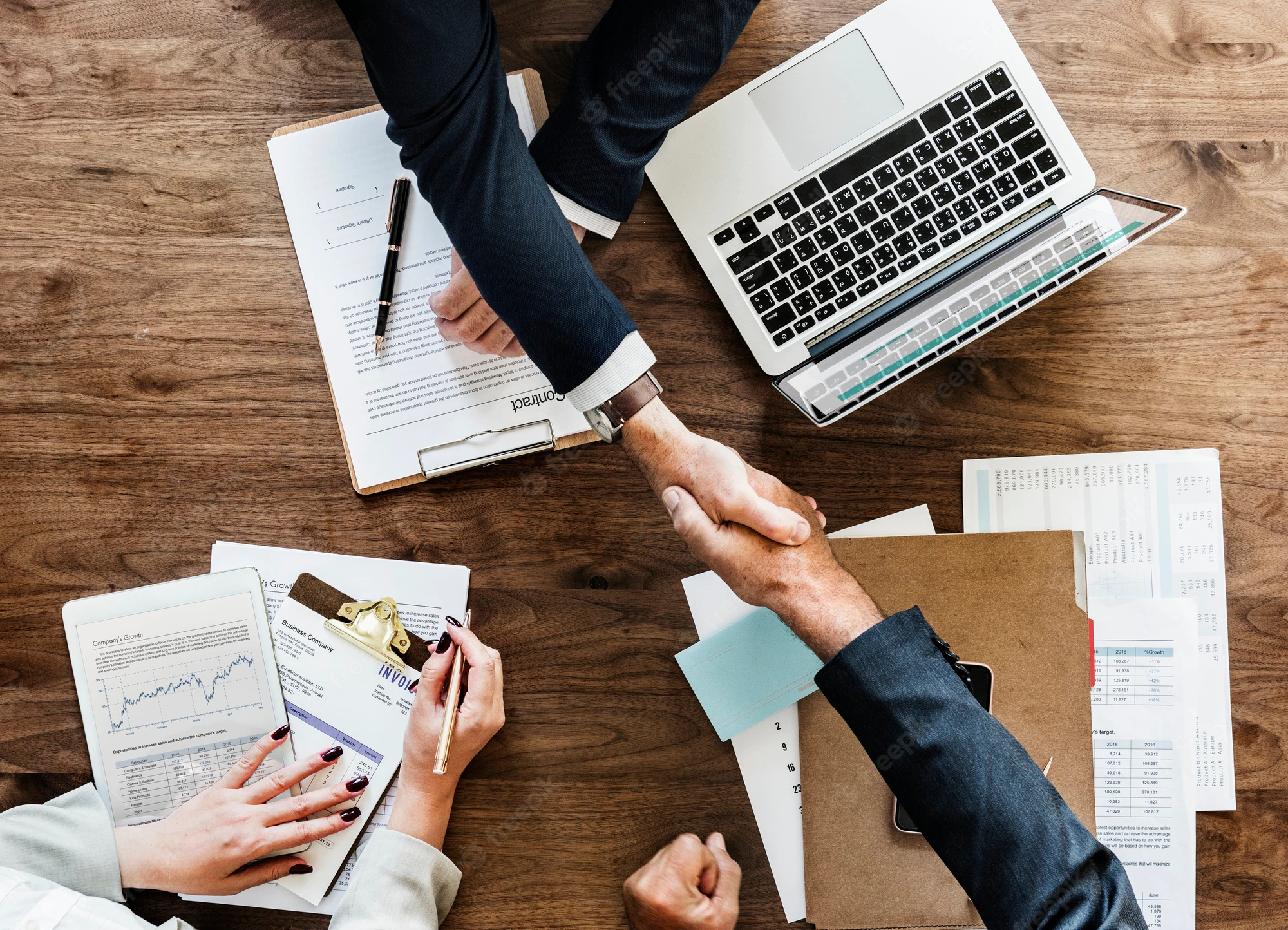 business-people-shaking-hands-together_53876-20488.webp