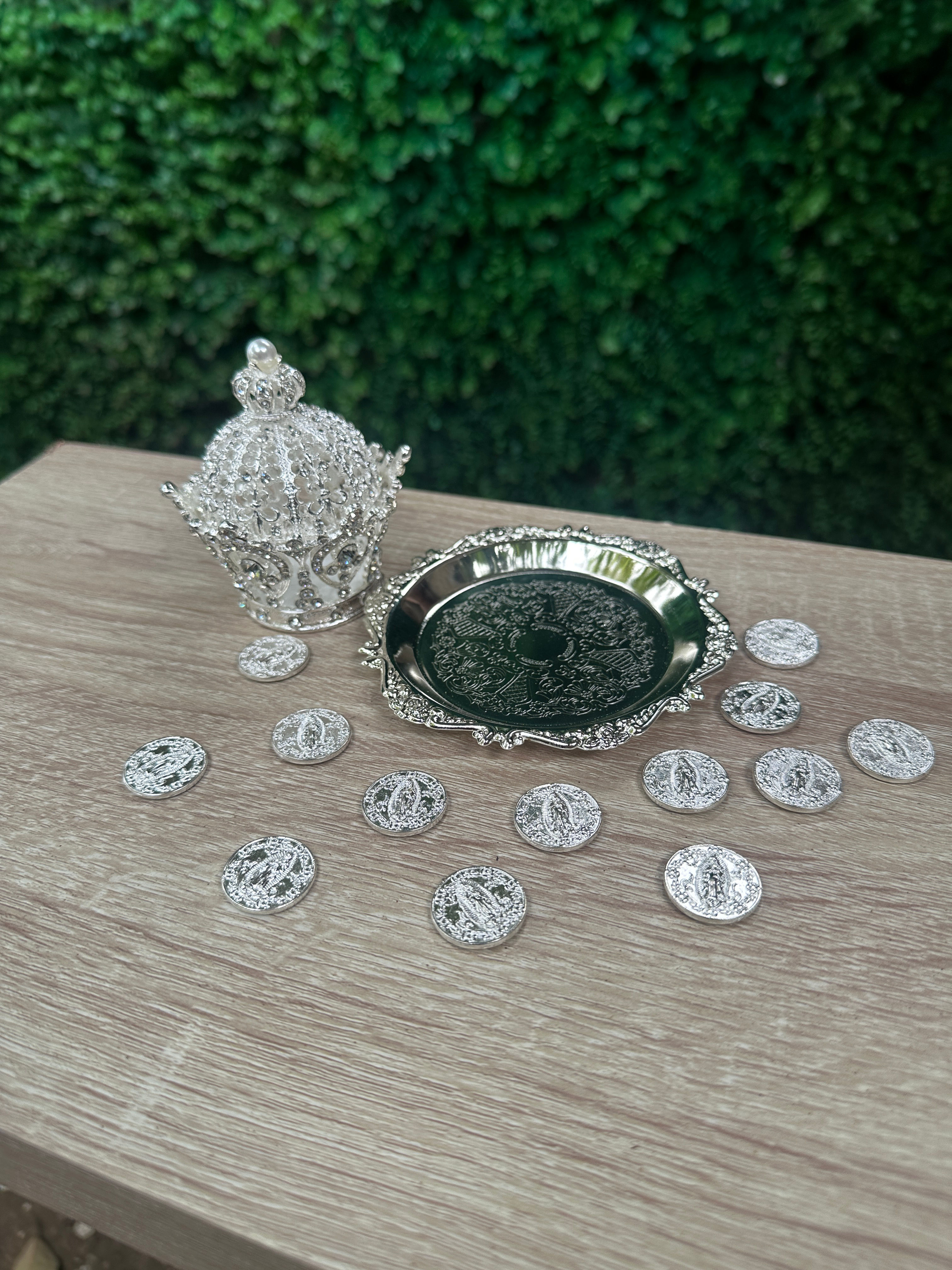 Arras premium de la virgen con charola y cofre de metal 