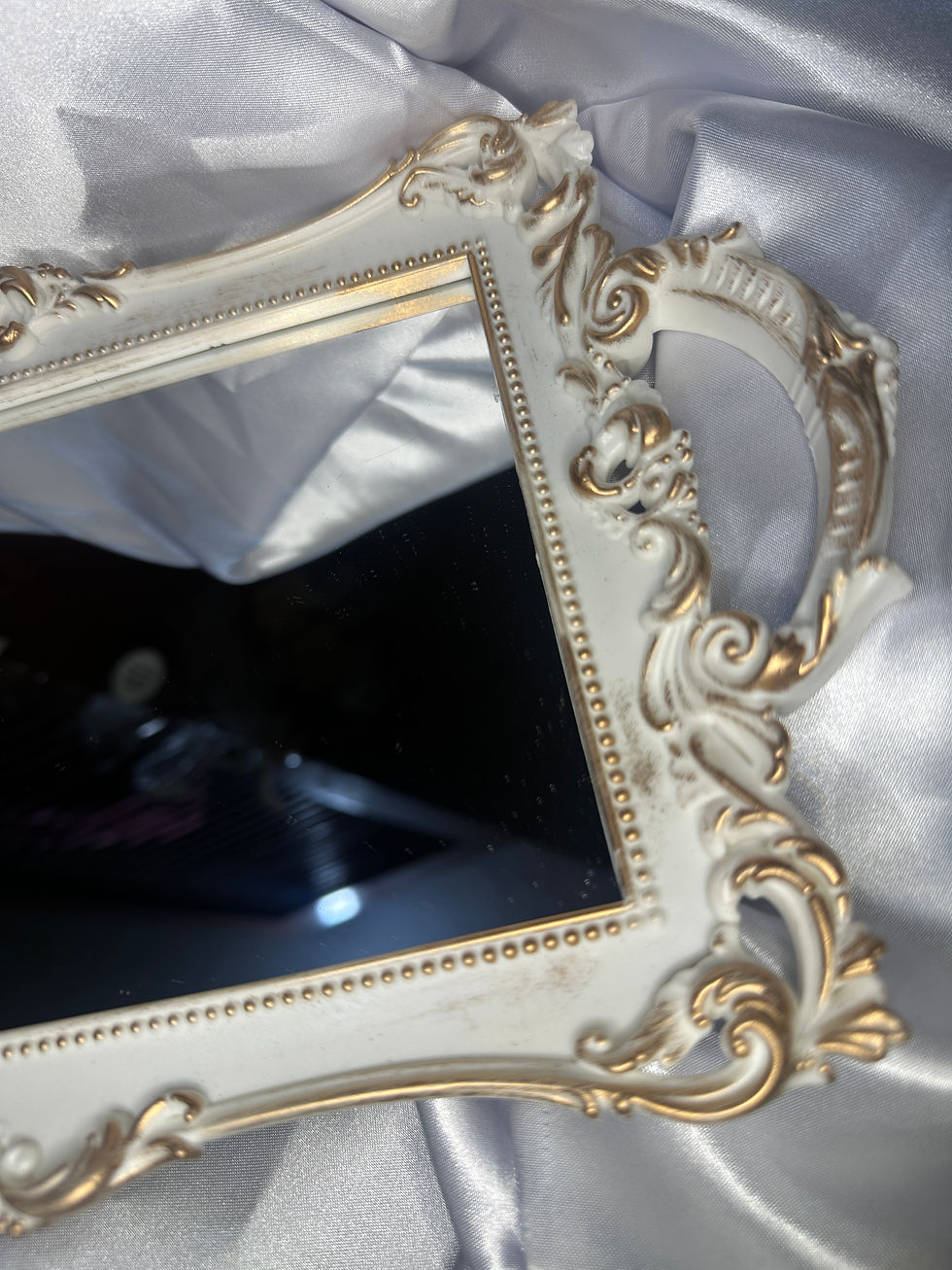Miniatura: Charola blanca con detalles dorados 
