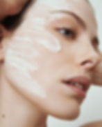 Hydrater sa peau au quotidien - femme avec crème
