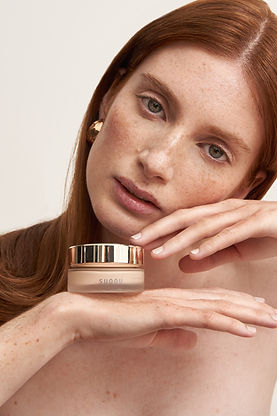 Hydrater sa peau au quotidien - femme avec crème