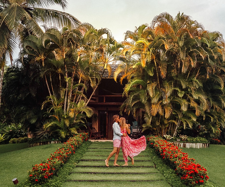 pareja apasionada en el jardin