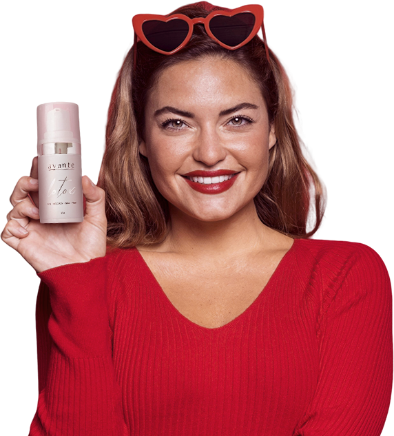 Revendedora de produtos Avante Lotox segurando um frasco de creme anti-rugas