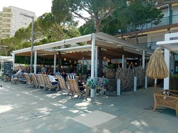 Pèrgola corredera Restaurant Friends a Platja d’Aro davant del mar