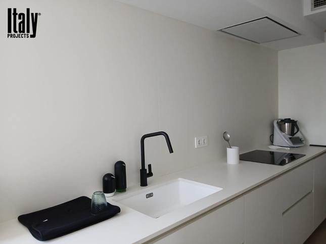 Reforma moderna de cuina i banys a Girona amb disseny minimalista