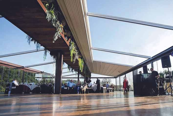 Gran pèrgola de pluja amb tancaments de vidre restaurant Mas Piguillem per casaments i esdeveniments Girona