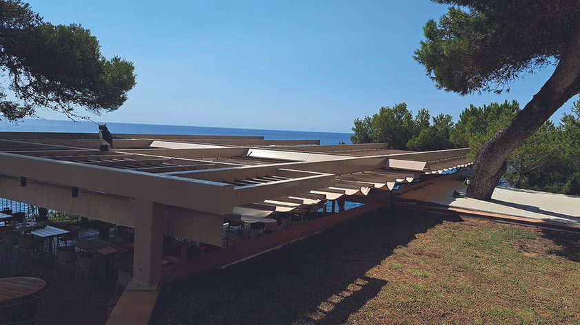 Pergola corredera davant del mar Hotel San Jorge amb baranes Girona Costa Brava