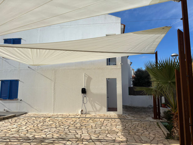 Veles solars a pals instal·lades per crear zones d’ombra en espais exteriors de disseny