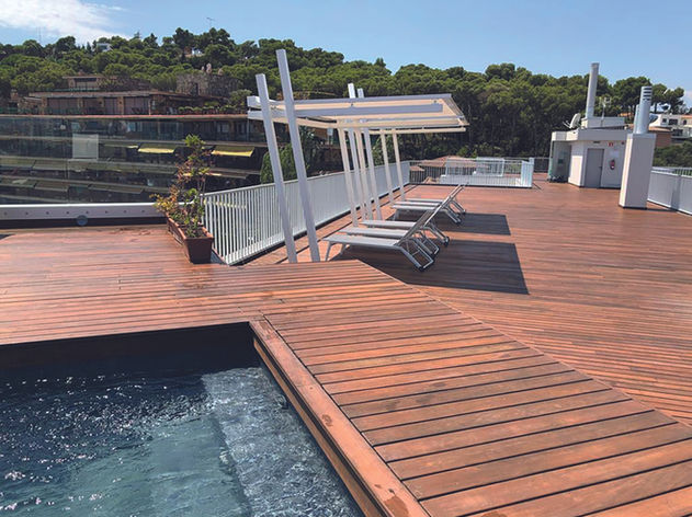 Pèrgola solar Hotel Reimar Torre Valentina amb tumbones i vistes al mar