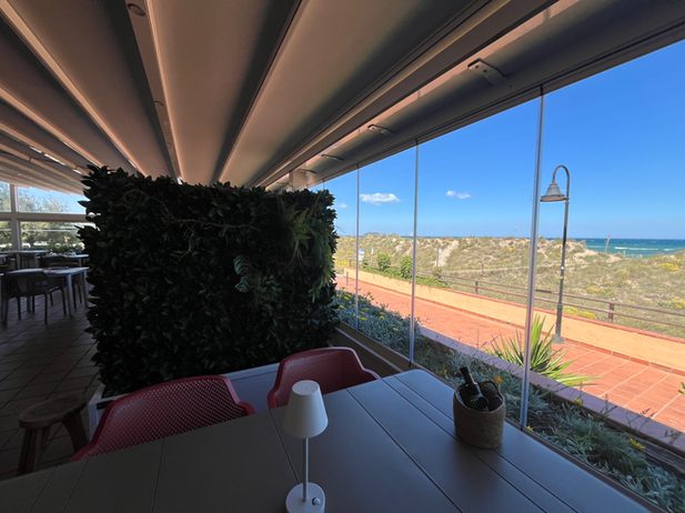 Tancament de vidre en restaurant de platja amb vistes al mar