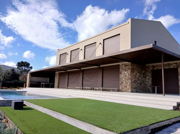 Pèrgola bioclimàtica enorme sense pilars en casa de luxe amb piscina i acabats moderns