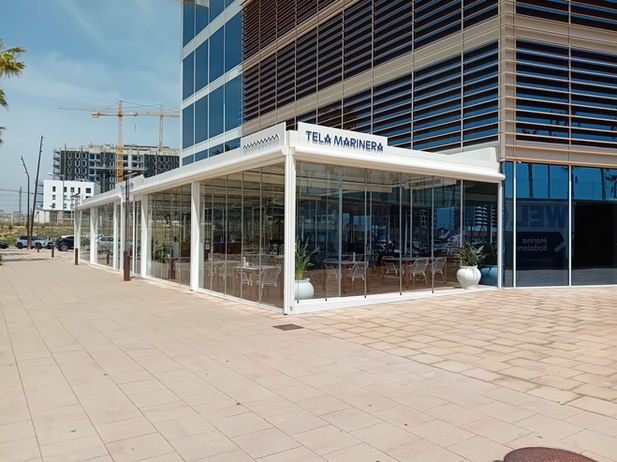 Cortines exteriors personalitzades en pergola restaurant Tela Marinera Girona Costa Brava