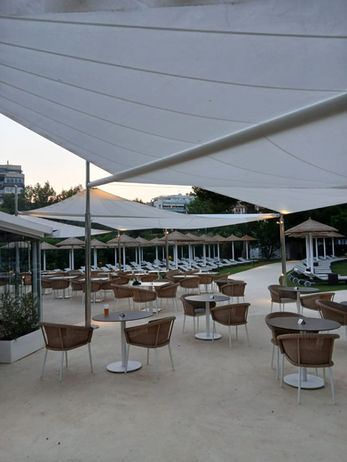 Veles tensades blanques en gran format sobre estructura metàl·lica en hotel amb piscina i zona chill-out a la Costa Brava