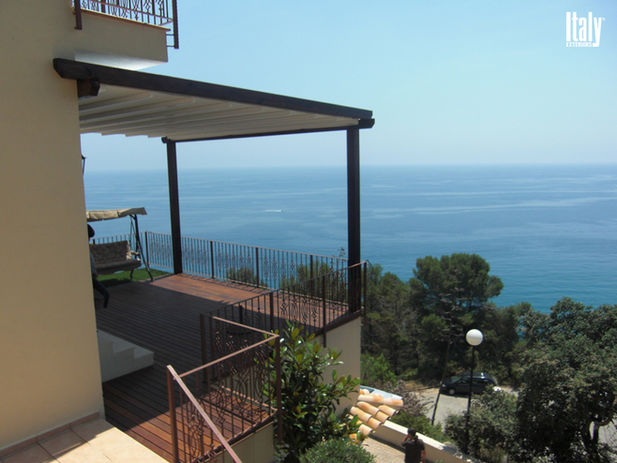 Pèrgola Rain amb coberta tèxtil impermeable retràctil instal·lada en terrassa amb vistes al mar a la Costa Brava