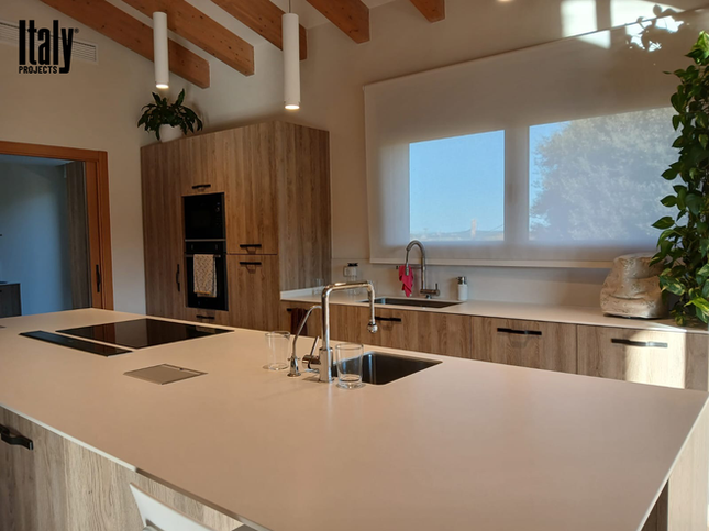 Reforma de cuina i bany a Camós amb acabats en fusta natural i disseny modern