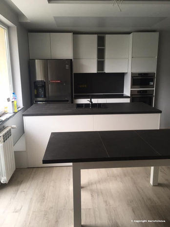 Мебели по поръчка за хол и трапезария - Дървотилница - Darvotilnica - трапезна маса, за хранене, разтегателна, ПДЧ плот с дървени крака, бяло и черно