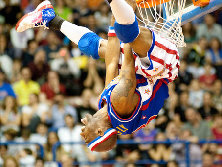 Sospesi a Mezz'Aria: Il Respiro e il Ritmo del Basket in uno Scatto