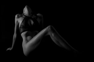 Elegante Aktfotografie der Fotografin Carina Häusler in Schwarz-Weiß – Aktporträt einer Frau mit schlichter und eleganter Körperhaltung, künstlerisch festgehalten. Perfekt für erotische und dennoch minimalistische Fotografie.