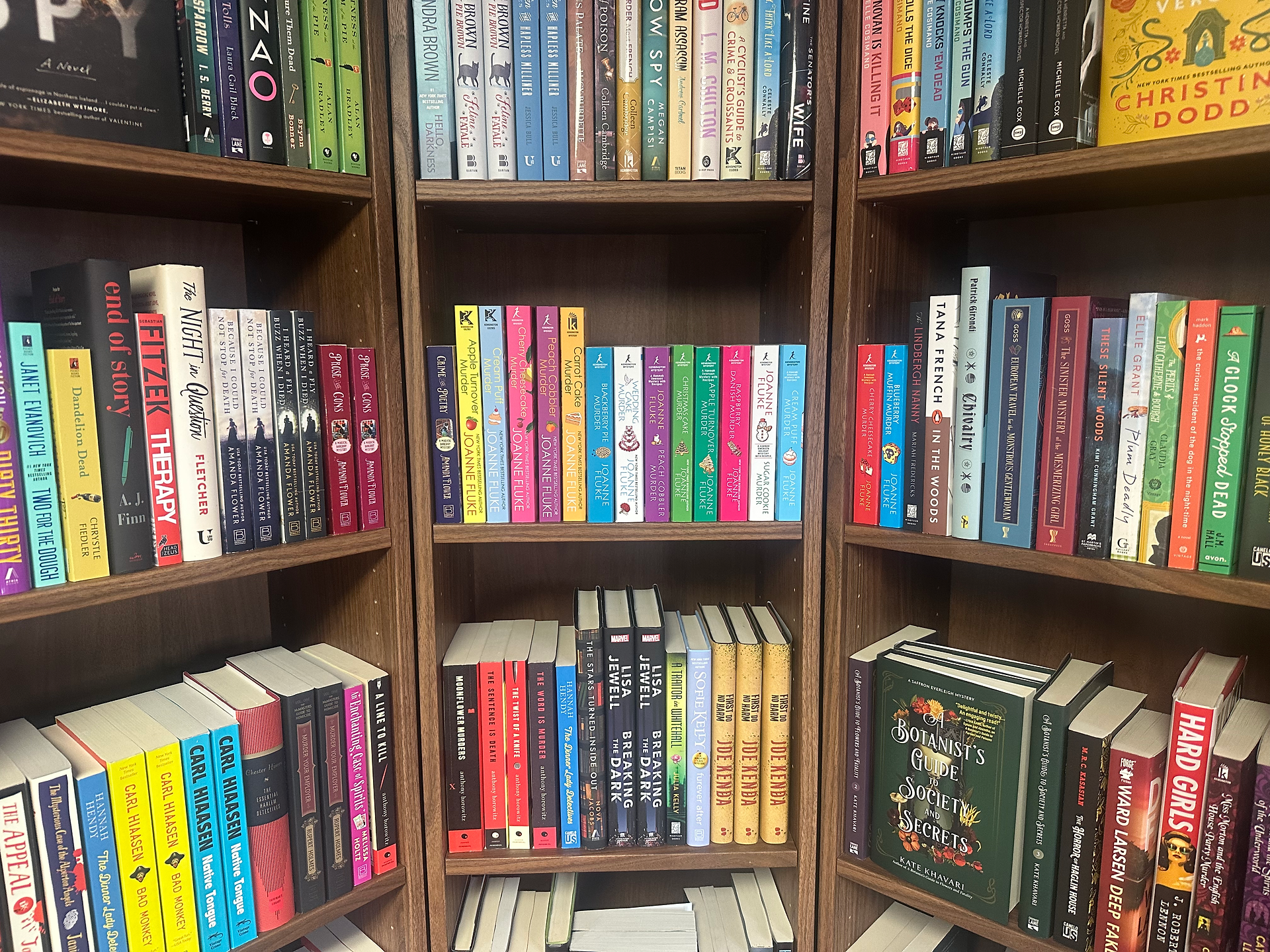 A photo of a bookshelf