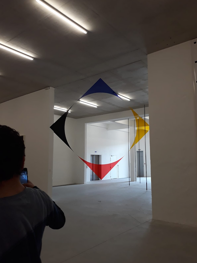 Carré bleu jaune rouge et noir au disque blanc, Felice Varini