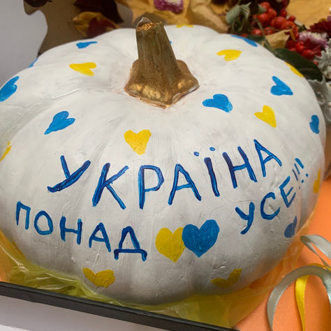 Проходить виставка поробок з природнього матеріалів "Осінні фантазії"