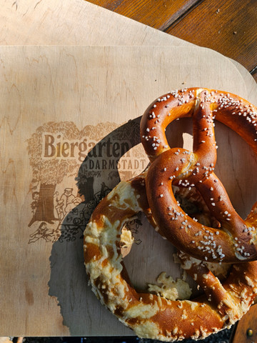 Zwei Brezeln auf Brett, Biergarten Darmstadt