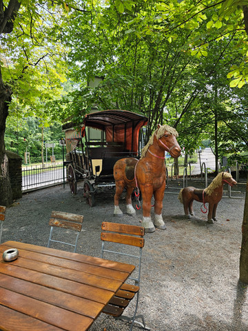 Holz-Pferde und Wagen im Biergarten Darmstadt