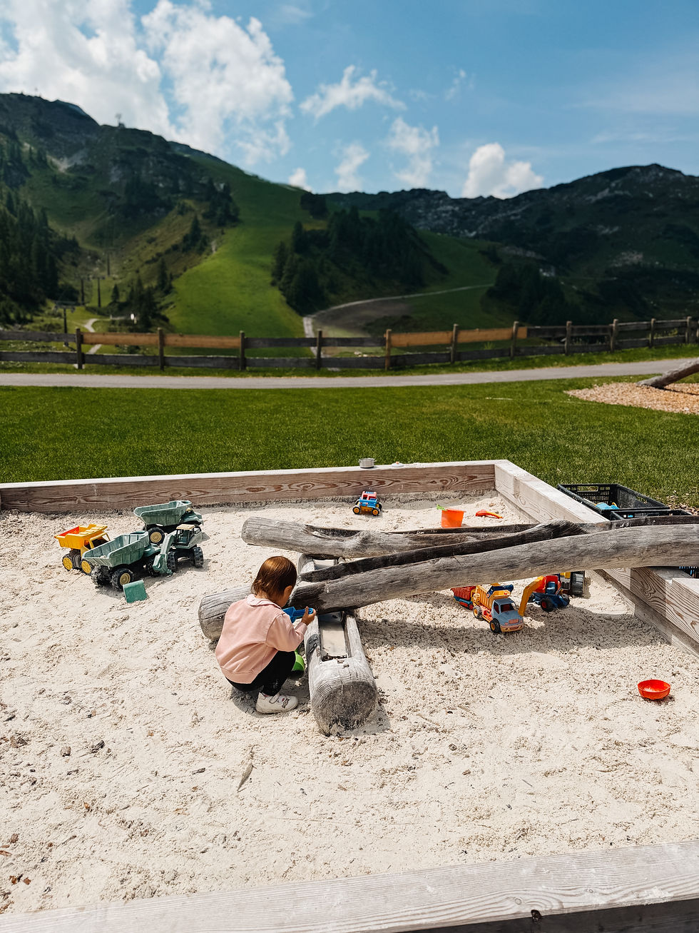Děti na hřišti MeisterCup der Alpentiere