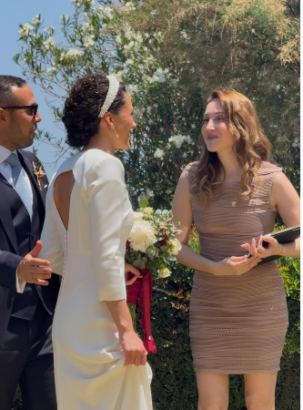 Pareja de recién casados felicitándonos tras la actuación musical en el cóctel