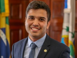 Renan Ferreirinha, secretário da educação do município do Rio de Janeiro é notificado