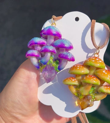 Thumbnail: Golden Psilocybin Cluster 