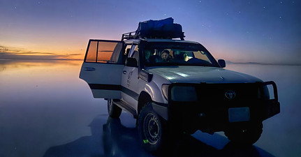 4x4 au levé de soleil au désert de sel en Bolivie