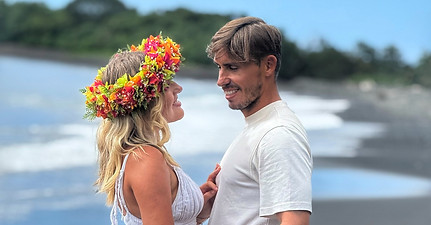 Un couple sur une plage à Tahiti