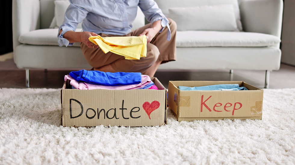 photo d'une personne en train de trier des vêtements dans deux cartons, à donner et à garder