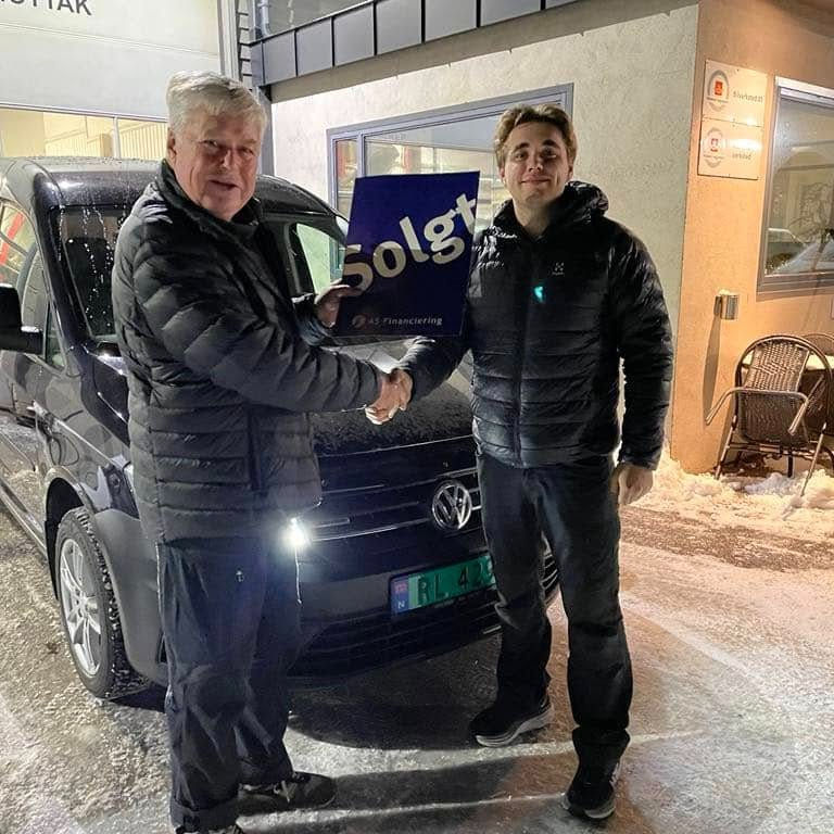 fornøyd kunde hos bil-rep som har kjøpt bruktbil